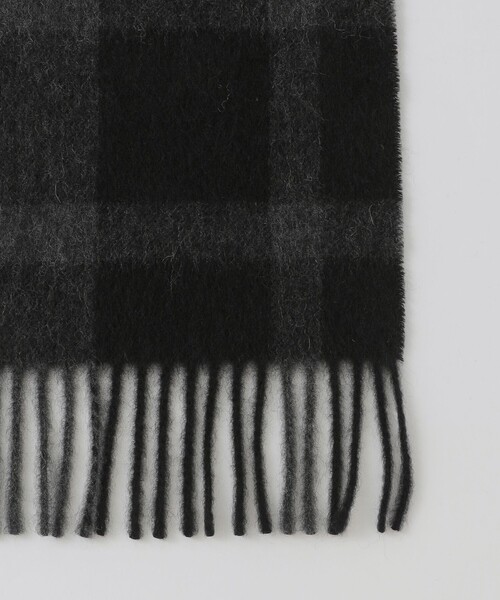 BLACK LABEL CRESTBRIDGE（ブラックレーベル・クレストブリッジ）の「クレストブリッジチェックカシミヤマフラー（マフラー・メンズ・ブラック・FREE）」の2枚目の写真