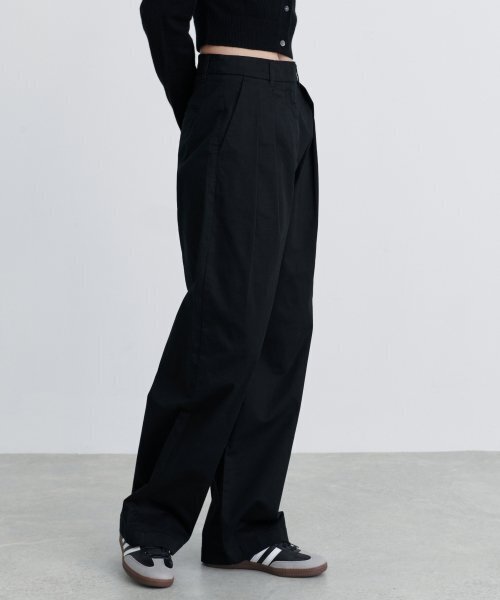 MUSINSA STANDARD WOMAN（ムシンサスタンダードウーマン）の「ウィメンズリバースツータックワイドチノパンツ[ブラック]（その他パンツ・レディース・その他・30/24/25/26/27/28/29）」の2枚目の写真