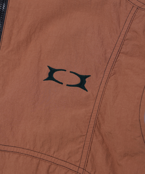 CRITIC(クリティック)の「GLOSSY HOOD VEST BROWN(ベスト・レディース・その他・LARGE/MEDIUM/X-LARGE)」の4枚目の写真