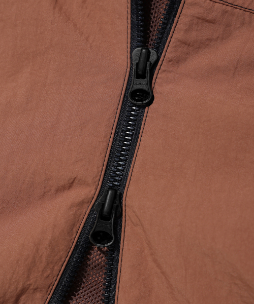 CRITIC(クリティック)の「GLOSSY HOOD VEST BROWN(ベスト・レディース・その他・LARGE/MEDIUM/X-LARGE)」の6枚目の写真