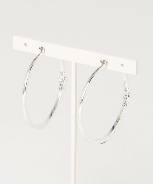 LAUREN RALPH LAUREN(ローレン ラルフ ローレン)の「パヴェ シルバープレーテッド フープ ピアス(ピアス(両耳用)・レディース・グレー系3・ONE)」の2枚目の写真