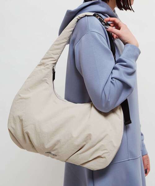 CONVERSE TOKYO(コンバーストウキョウ)の「NYLON GATHER MOON SHOULDER BAG(ショルダーバッグ・レディース・ライトベージュ/カーキ/ブラック・FREE)」の4枚目の写真