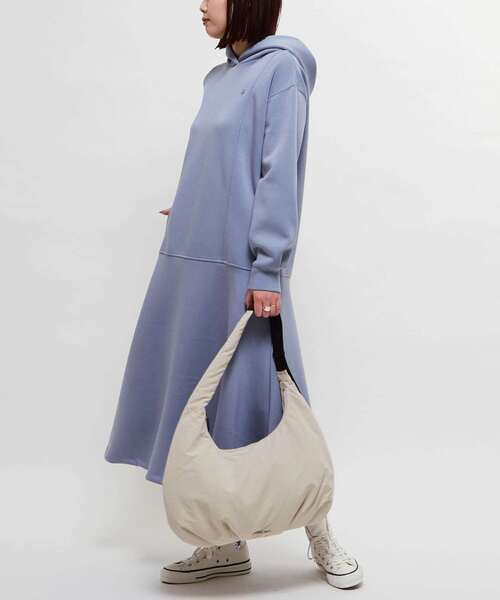 CONVERSE TOKYO(コンバーストウキョウ)の「NYLON GATHER MOON SHOULDER BAG(ショルダーバッグ・レディース・ライトベージュ/カーキ/ブラック・FREE)」の5枚目の写真