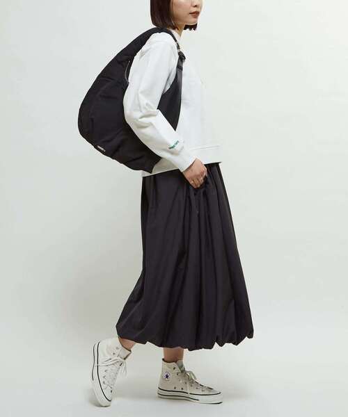 CONVERSE TOKYO(コンバーストウキョウ)の「NYLON GATHER MOON SHOULDER BAG(ショルダーバッグ・レディース・ライトベージュ/カーキ/ブラック・FREE)」の6枚目の写真