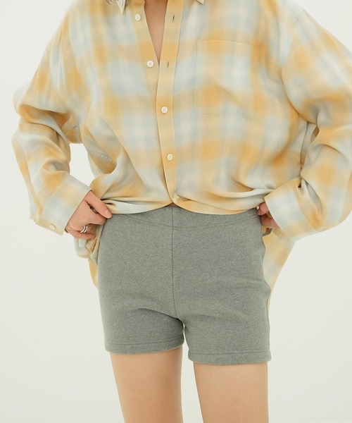CLANE(クラネ)の「SLIM SHORT SWEAT PANTS(スウェットパンツ・レディース・グレー/ブラック・2/1)」の7枚目の写真