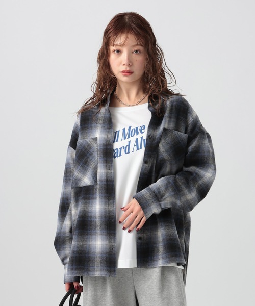 BAYFLOW（ベイフロー）の「[あたたかみのある起毛感]ブラッシュドチェックシャツ（シャツ/ブラウス・レディース・ネイビー/ブラック・FREE）」の2枚目の写真