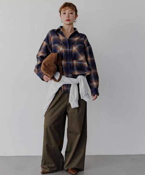 BAYFLOW（ベイフロー）の「[あたたかみのある起毛感]ブラッシュドチェックシャツ（シャツ/ブラウス・レディース・ネイビー/ブラック・FREE）」の3枚目の写真