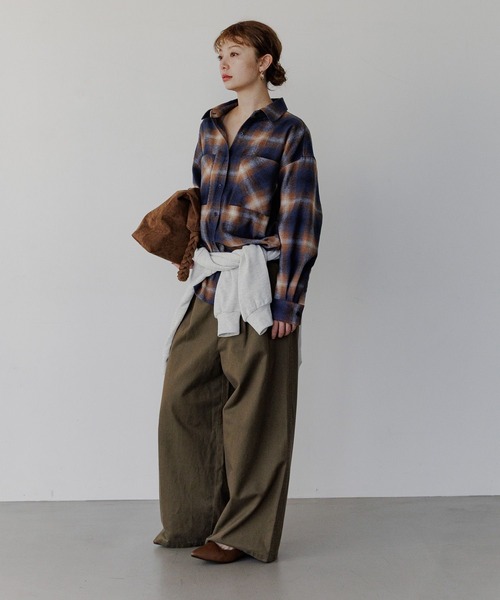 BAYFLOW（ベイフロー）の「[あたたかみのある起毛感]ブラッシュドチェックシャツ（シャツ/ブラウス・レディース・ネイビー/ブラック・FREE）」の4枚目の写真