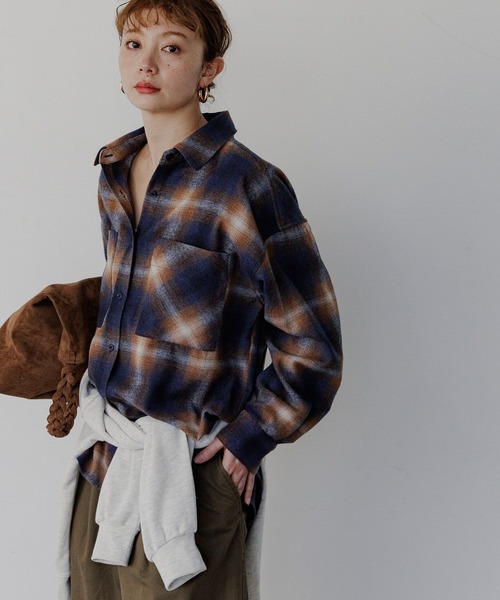 BAYFLOW（ベイフロー）の「[あたたかみのある起毛感]ブラッシュドチェックシャツ（シャツ/ブラウス・レディース・ネイビー/ブラック・FREE）」の7枚目の写真