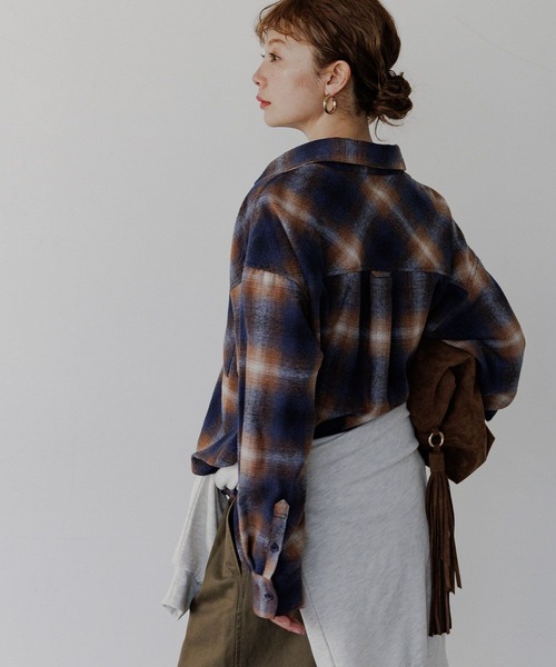 BAYFLOW（ベイフロー）の「[あたたかみのある起毛感]ブラッシュドチェックシャツ（シャツ/ブラウス・レディース・ネイビー/ブラック・FREE）」の8枚目の写真