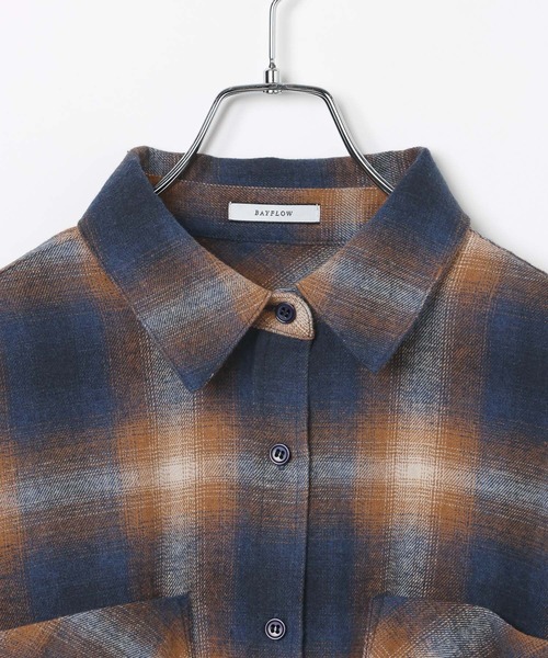 BAYFLOW（ベイフロー）の「[あたたかみのある起毛感]ブラッシュドチェックシャツ（シャツ/ブラウス・レディース・ネイビー/ブラック・FREE）」の12枚目の写真