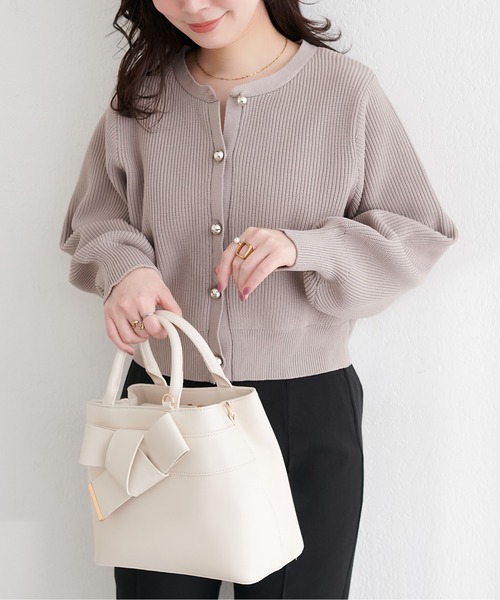 natural couture（ナチュラルクチュール）の「ころりん釦片畦ポリニットカーディガン（カーディガン/ボレロ・レディース・グレイッシュベージュ/ピンクベージュ/オフホワイト/チャコールグレー/ラベンダー/ネイビー・FREE）」の3枚目の写真