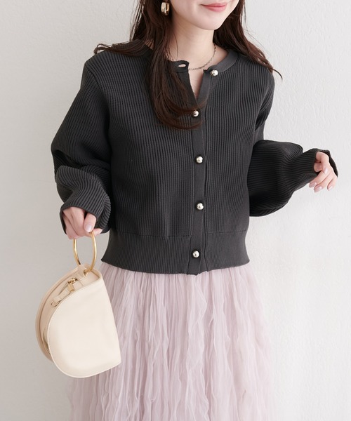 natural couture（ナチュラルクチュール）の「ころりん釦片畦ポリニットカーディガン（カーディガン/ボレロ・レディース・グレイッシュベージュ/ピンクベージュ/オフホワイト/チャコールグレー/ラベンダー/ネイビー・FREE）」の2枚目の写真