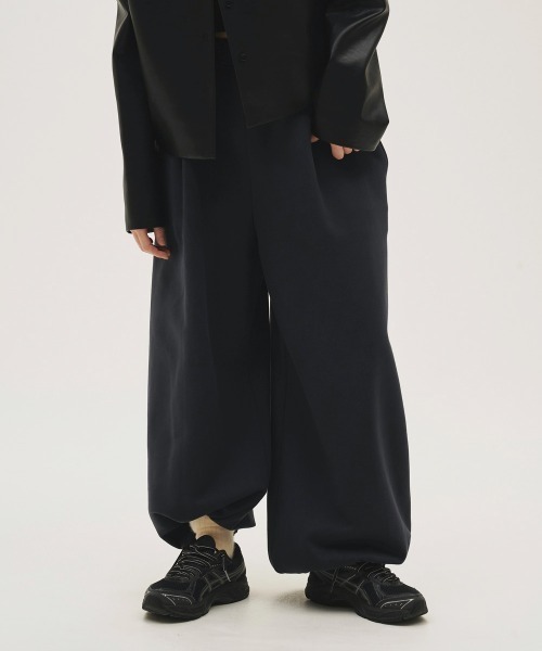 TODAYFUL（トゥデイフル）の「Tuck Sweat Pants（その他パンツ・レディース・インディゴブルー/アイボリー・36inch/38inch）」の2枚目の写真