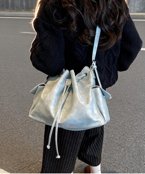 FREE STYLISTS(フリー スタイリスト)の「Y2K 大容量 エコレザー巾着バッグ(ショルダーバッグ・レディース・ブラック/ブラウン・FREE)」の15枚目の写真