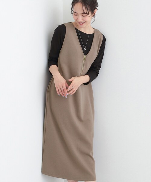 SHOO・LA・RUE（シューラルー）の「なめらかダンボールハーフジップ Vネックジャンパースカート（ワンピース・レディース・ブラック/ダークブラウン・01/02/03/04）」の2枚目の写真