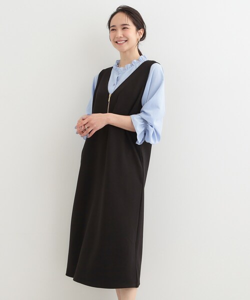 SHOO・LA・RUE（シューラルー）の「なめらかダンボールハーフジップ Vネックジャンパースカート（ワンピース・レディース・ブラック/ダークブラウン・01/02/03/04）」の3枚目の写真