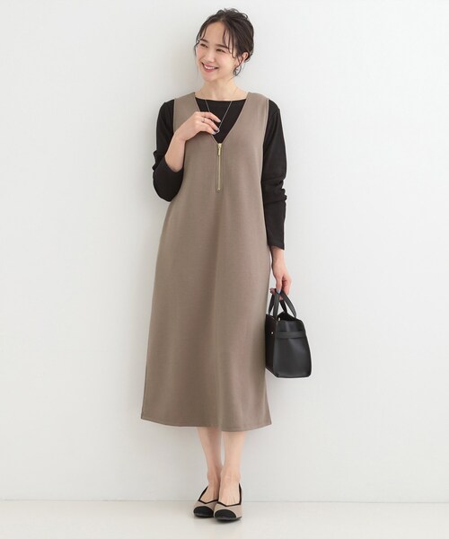 SHOO・LA・RUE（シューラルー）の「なめらかダンボールハーフジップ Vネックジャンパースカート（ワンピース・レディース・ブラック/ダークブラウン・01/02/03/04）」の9枚目の写真