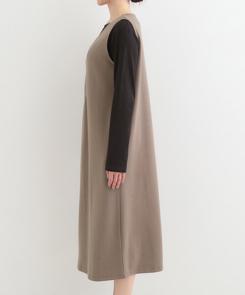 SHOO・LA・RUE（シューラルー）の「なめらかダンボールハーフジップ Vネックジャンパースカート（ワンピース・レディース・ブラック/ダークブラウン・01/02/03/04）」の12枚目の写真