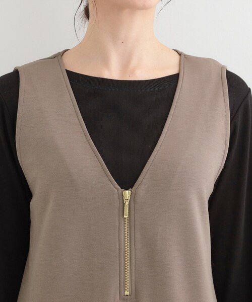 SHOO・LA・RUE（シューラルー）の「なめらかダンボールハーフジップ Vネックジャンパースカート（ワンピース・レディース・ブラック/ダークブラウン・01/02/03/04）」の14枚目の写真