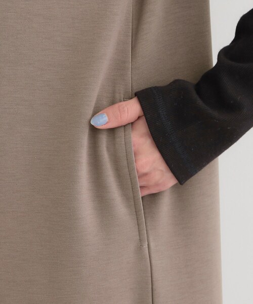 SHOO・LA・RUE（シューラルー）の「なめらかダンボールハーフジップ Vネックジャンパースカート（ワンピース・レディース・ブラック/ダークブラウン・01/02/03/04）」の16枚目の写真