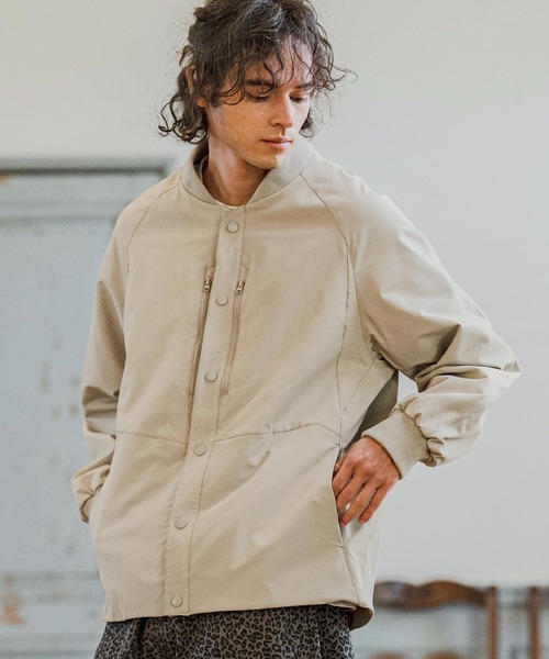 CAMBIO(カンビオ)の「mj11377- MA-1ボンバーブルゾン(MA-1・メンズ・グレイッシュベージュ/オリーブ/ブラック・M/L/XL)」の4枚目の写真