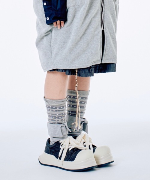 Never mind the XU / Chikashitsu+（ネバーマインド ザ エックスユー / チカシツプラス）の「【Nerd out XU】collar knee socks / 【ナードアウトエックスユー】カラーニーソックス <着用動画あり>（ソックス/靴下・レディース・グレー/ブラック/ホワイト・ONE SIZE）」の10枚目の写真