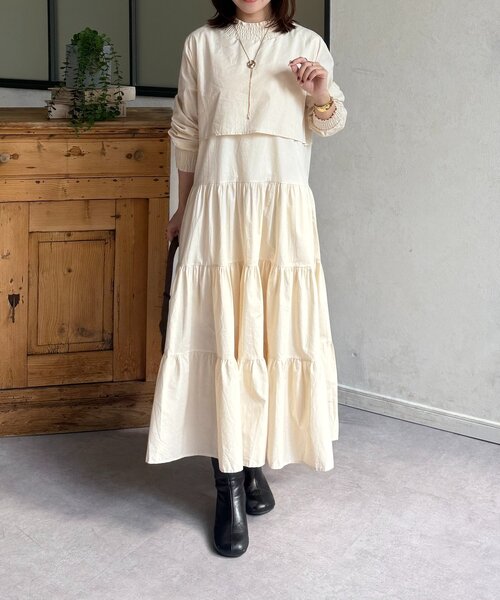 Thevon(ゼボン)の「シャーリングネックティアードワンピース(ワンピース・レディース・アイボリー/ブラック/キャメル・FREE)」の4枚目の写真