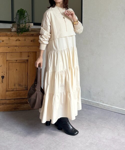 Thevon(ゼボン)の「シャーリングネックティアードワンピース(ワンピース・レディース・アイボリー/ブラック/キャメル・FREE)」の7枚目の写真