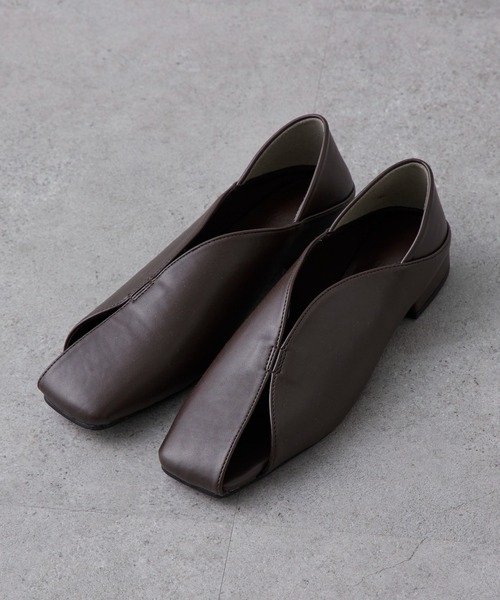 Lui's（ルイス）の「スクエアトゥカットアウトパンプス（パンプス・レディース・ブラック/ブラウン・M/L）」の2枚目の写真