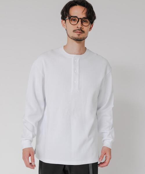 URBAN RESEARCH(アーバンリサーチ)の「『UR TECH』度詰めワッフルヘンリーロングスリーブ(Tシャツ/カットソー・メンズ・ブラック/オートミール/ホワイト/ライトグレー・MEDIUM/LARGE)」の2枚目の写真