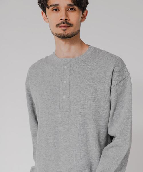 URBAN RESEARCH(アーバンリサーチ)の「『UR TECH』度詰めワッフルヘンリーロングスリーブ(Tシャツ/カットソー・メンズ・ブラック/オートミール/ホワイト/ライトグレー・MEDIUM/LARGE)」の4枚目の写真