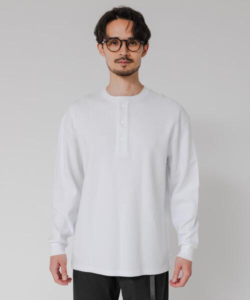URBAN RESEARCH(アーバンリサーチ)の「『UR TECH』度詰めワッフルヘンリーロングスリーブ(Tシャツ/カットソー・メンズ・ブラック/オートミール/ホワイト/ライトグレー・MEDIUM/LARGE)」の6枚目の写真