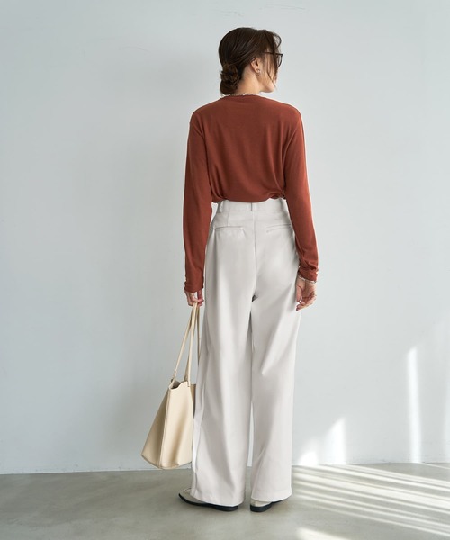 STYLE DELI（スタイルデリ）の「絶妙に緩いフワとろカットソートップス（Tシャツ/カットソー・レディース・オフホワイト/レッド系/ライトブルー/サンドベージュ・MEDIUM）」の14枚目の写真