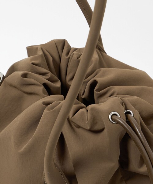 ＆MyuQ（アンドミューク）の「＜&MyuQ＞ HEBEr N DRAWSTRING（ショルダーバッグ・レディース・オリーブ・FREE）」の9枚目の写真