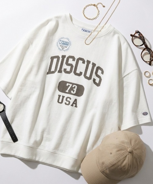 DISCUS（ディスカス）の「2026SS DISCUS/ディスカス カレッジロゴ ワンポイントロゴ刺繍 オーバーサイズ 半袖スウェットTシャツ（Tシャツ/カットソー・レディース・ブルー/グレー/サックスブルー/ブラック/レッド/ホワイト・L/M）」の2枚目の写真