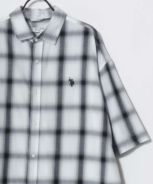 U.S. POLO ASSN.(ユーエスポロアッスン)の「U.S. POLO ASSN./ユーエスポロアッスン 別注 Oxford Ombre Shirt/オーバーサイズ オックス無地 オンブレチェック ロゴ ワンポイント刺繍 レギュラーカラーシャツ/半袖シャツ/レディース メンズ(シャツ/ブラウス・メンズ・ホワイト/ホワイト系その他/ブルー/ブラック系その他・M/L/LL)」の7枚目の写真
