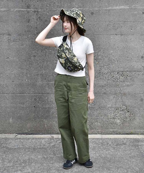 KiU(キウ)の「KiUウォータープルーフボディバッグ(ボディバッグ/ウエストポーチ・レディース・グリーン系カモフラージュ/ブラック・FREE)」の13枚目の写真