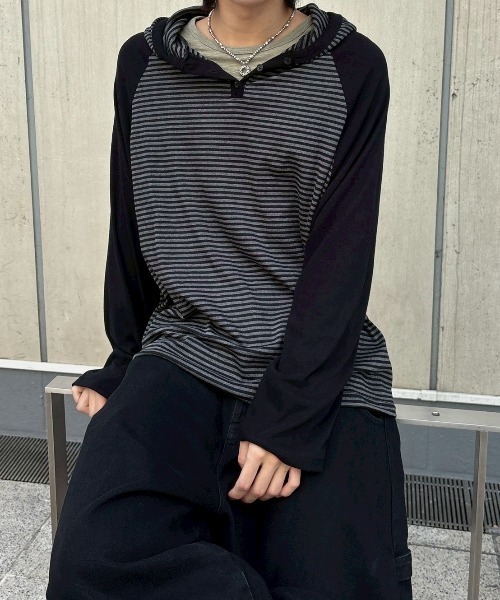 Never mind the XU / Chikashitsu+(ネバーマインド ザ エックスユー / チカシツプラス)の「【nmtc+】border raglan long sleeve / 【エヌエムティーシープラス】フード付きボーダーラグラン長袖Tシャツ(Tシャツ/カットソー・メンズ・ブラック・M)」の1枚目の写真
