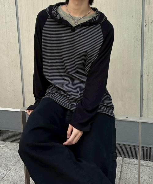 Never mind the XU / Chikashitsu+(ネバーマインド ザ エックスユー / チカシツプラス)の「【nmtc+】border raglan long sleeve / 【エヌエムティーシープラス】フード付きボーダーラグラン長袖Tシャツ(Tシャツ/カットソー・メンズ・ブラック・M)」の3枚目の写真