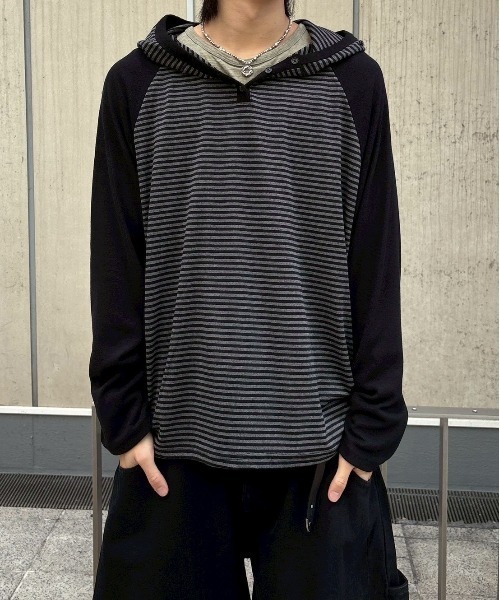Never mind the XU / Chikashitsu+(ネバーマインド ザ エックスユー / チカシツプラス)の「【nmtc+】border raglan long sleeve / 【エヌエムティーシープラス】フード付きボーダーラグラン長袖Tシャツ(Tシャツ/カットソー・メンズ・ブラック・M)」の4枚目の写真