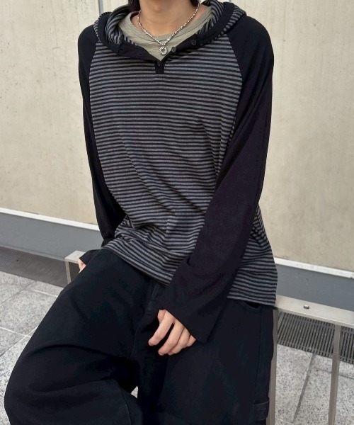 Never mind the XU / Chikashitsu+(ネバーマインド ザ エックスユー / チカシツプラス)の「【nmtc+】border raglan long sleeve / 【エヌエムティーシープラス】フード付きボーダーラグラン長袖Tシャツ(Tシャツ/カットソー・メンズ・ブラック・M)」の2枚目の写真