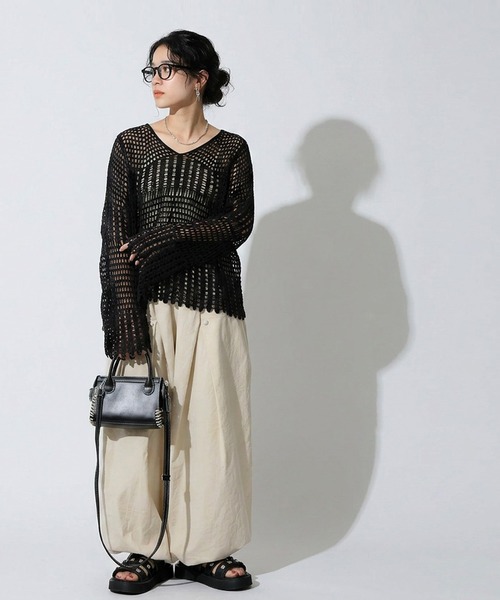 antiqua(アンティカ)の「透かし編み Vネック ニット(ニット/セーター・レディース・ナチュラル/ブラック・ONESIZE)」の4枚目の写真