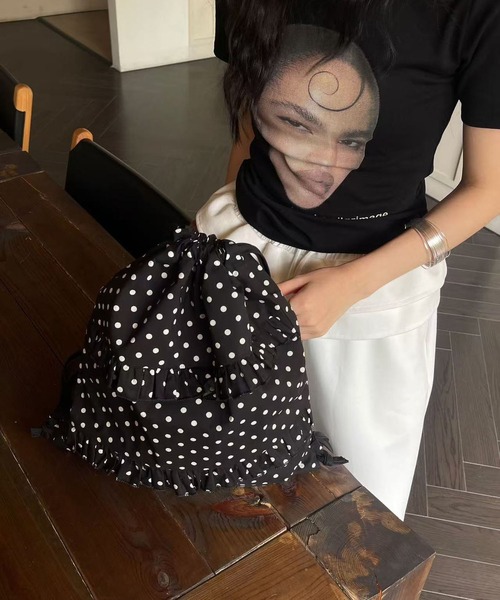 LA VORAGINE(ラ ヴォラジネ)の「ドット柄 フリル リュック サコッシュ 軽量 大容量(ショルダーバッグ・レディース・ブラック/Off White・FREE)」の7枚目の写真