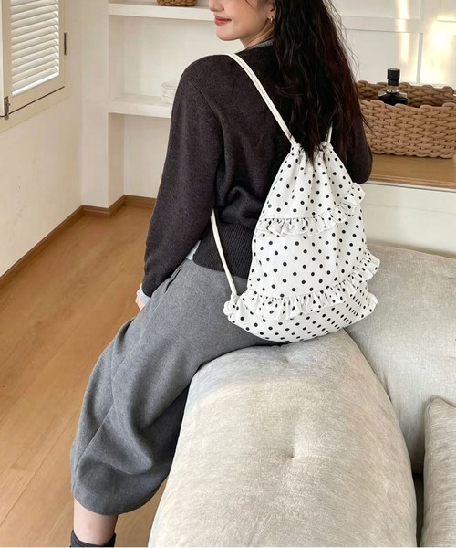 LA VORAGINE(ラ ヴォラジネ)の「ドット柄 フリル リュック サコッシュ 軽量 大容量(ショルダーバッグ・レディース・ブラック/Off White・FREE)」の12枚目の写真