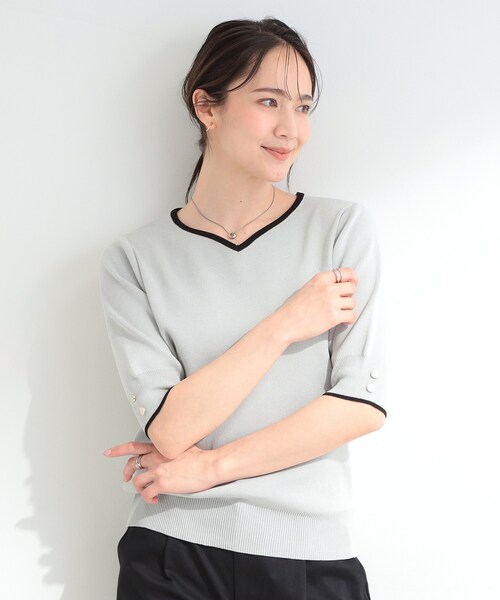 SHOO・LA・RUE（シューラルー）の「【洗濯機可/UV/5分袖】ハートネックでお顔周りすっきり バイカラーニット（ニット/セーター・レディース・ネイビー/パープル/ライトグレー・04/03/02/01）」の4枚目の写真