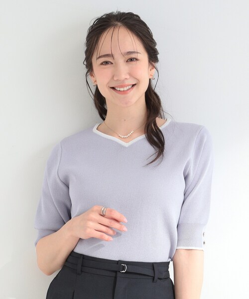 SHOO・LA・RUE（シューラルー）の「【洗濯機可/UV/5分袖】ハートネックでお顔周りすっきり バイカラーニット（ニット/セーター・レディース・ネイビー/パープル/ライトグレー・04/03/02/01）」の8枚目の写真