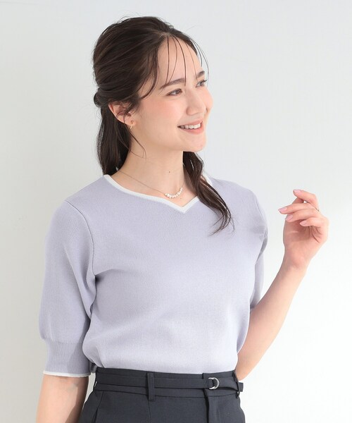 SHOO・LA・RUE（シューラルー）の「【洗濯機可/UV/5分袖】ハートネックでお顔周りすっきり バイカラーニット（ニット/セーター・レディース・ネイビー/パープル/ライトグレー・04/03/02/01）」の9枚目の写真