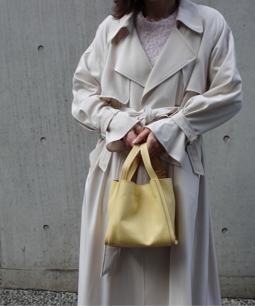 NiiNa(ニーナ)の「【NiiNa】【高品質牛革】本革レザー2wayバケットバッグ(ポーチ付き)(ショルダーバッグ・レディース・カーキ・FREE)」の2枚目の写真