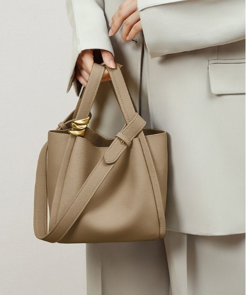 NiiNa(ニーナ)の「【NiiNa】【高品質牛革】本革レザー2wayバケットバッグ(ポーチ付き)(ショルダーバッグ・レディース・カーキ・FREE)」の20枚目の写真